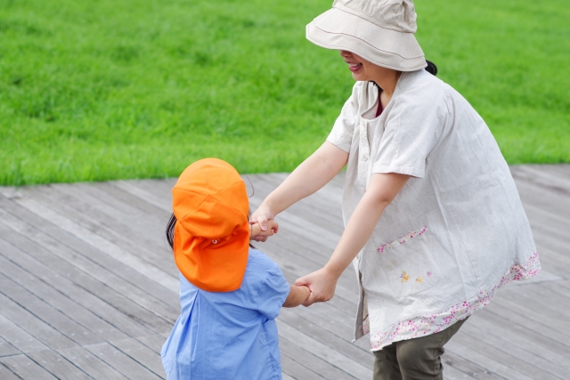 子どもと外で遊ぶ保育士