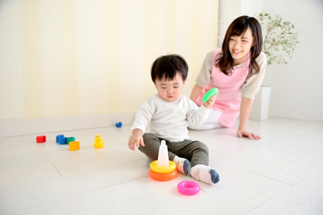 子どもと遊ぶ保育士