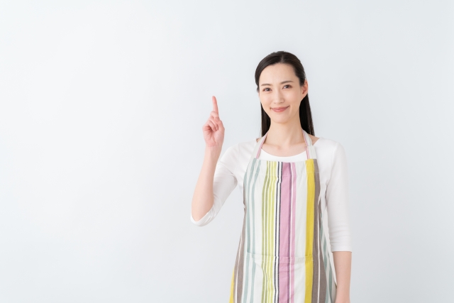 ひらめきポーズをする保育士