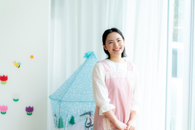 笑顔を見せる保育士